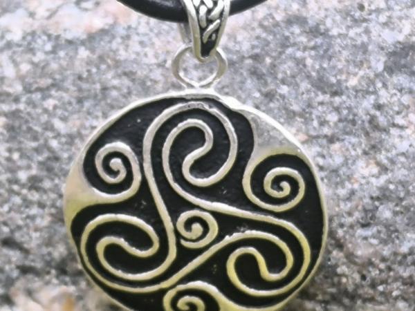 Triskele-Amulett echt versilbert – Symbol von Wandel und Gleichgewicht